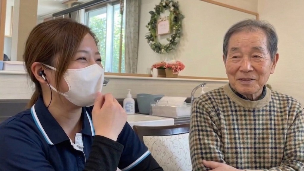 談笑する介護スタッフと入居者様