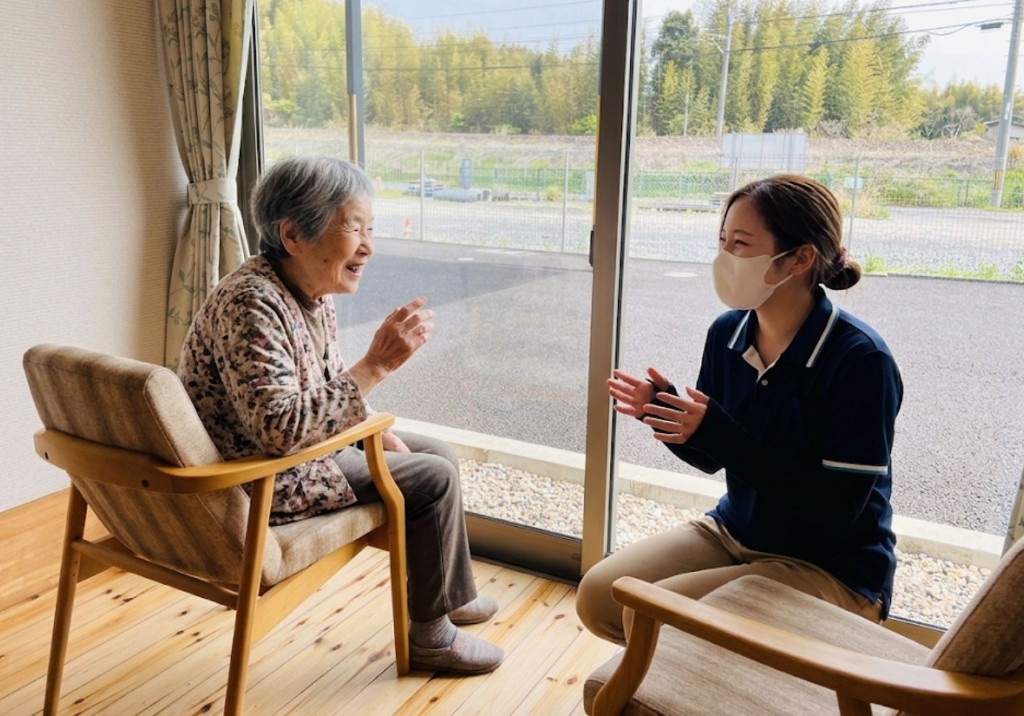 鈴木さんが入居者様に寄り添っている様子
